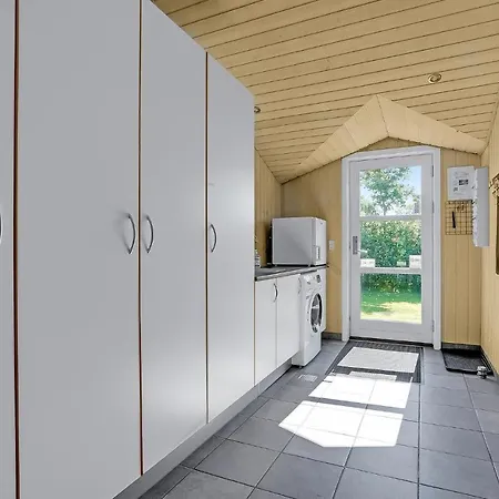 4 Bedroom Beautiful In Dom wakacyjny Blåvand