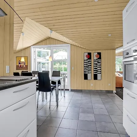 Dom wakacyjny 4 Bedroom Beautiful In Blåvand