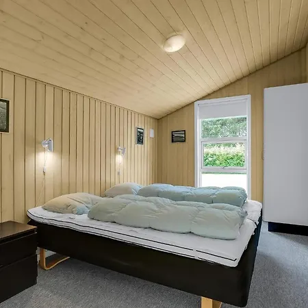 Dom wakacyjny 4 Bedroom Beautiful In